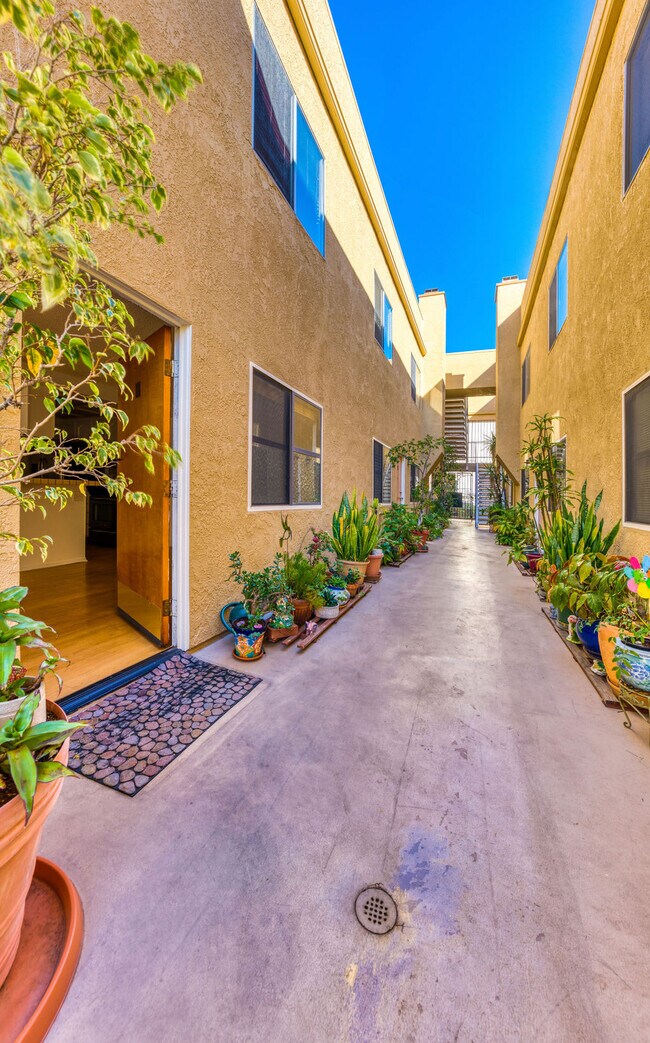 Foto del edificio - 1040 N Gardner St