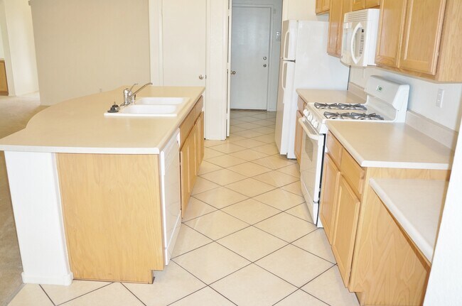 Building Photo - ADORABLE SINGLE STORY 2BEDROOM PLUS DEN!