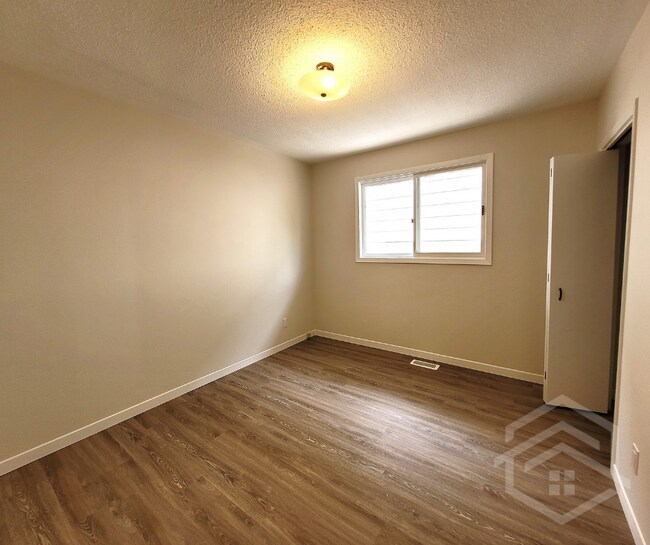 Photo du bâtiment - 3 Bedroom House Close to Trottier Park!