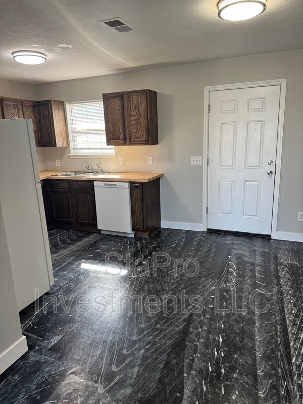 Building Photo - 128 Village Pl