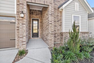 Building Photo - 29323 Meadowcreek Hl Dr