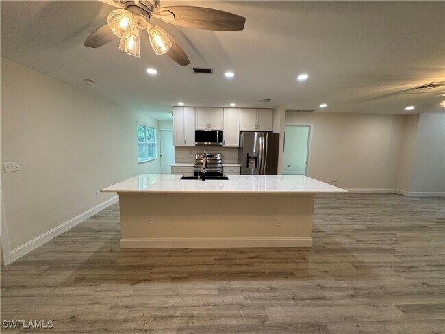 Foto del edificio - 221 18th Ave NW