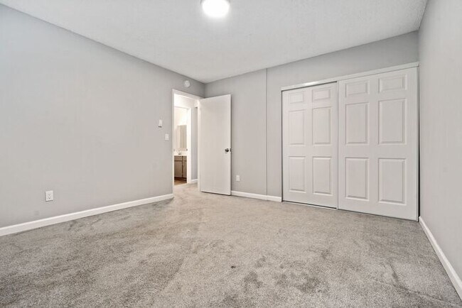 Foto del edificio - 2 bedroom 5 minutes from downtown and Pets...