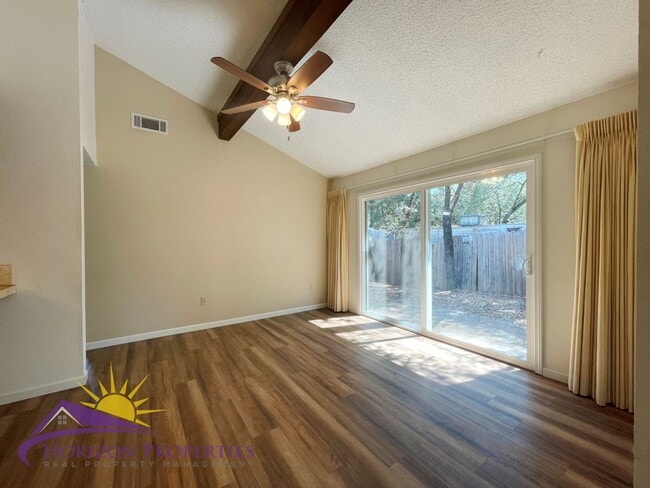 Foto del edificio - 5230-5232 Arbardee Dr