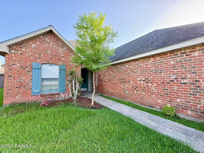 Building Photo - 121 Troubadore Dr