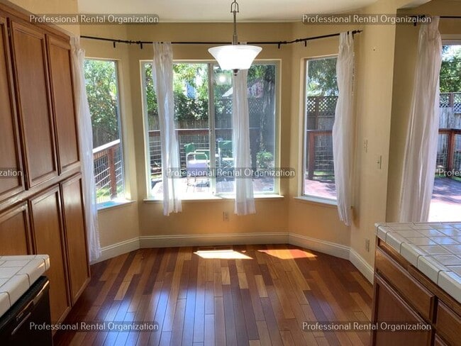 Building Photo - Beautiful Eastside 4 Bedroom, 3 Full baths in quiet neighborhood
