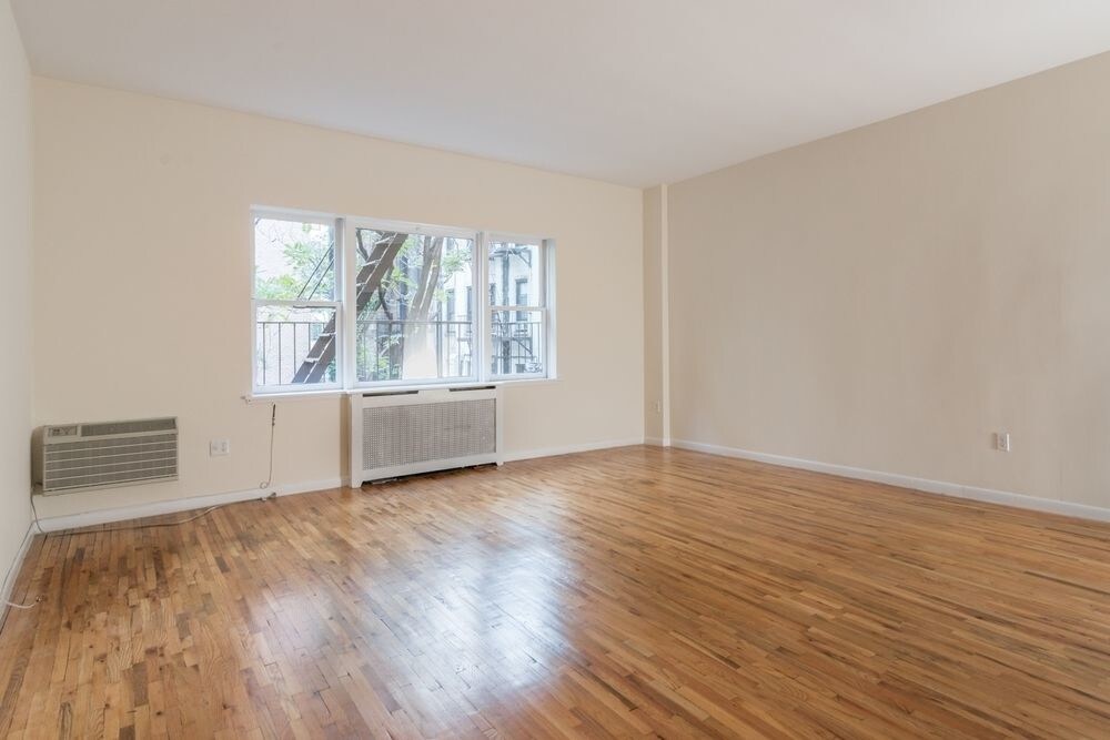 Primary Photo - 202 E 75th St