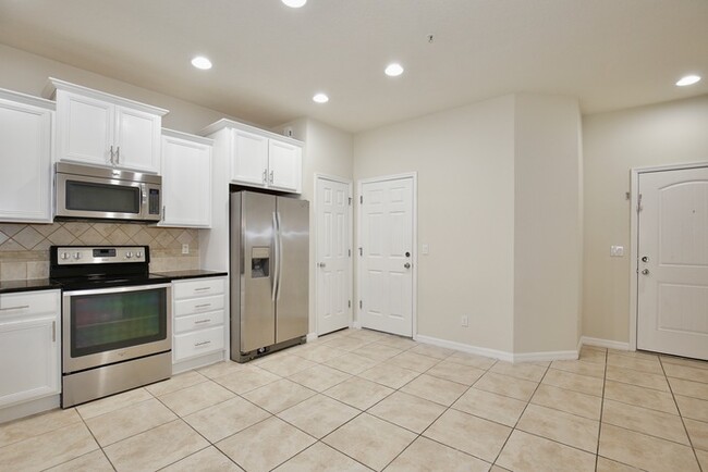 Building Photo - Beautiful 3/2.5 Spacious Townhome with 1 Car Garage in the Gated Community of Jackson Park - Orla...
