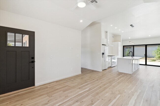 Foto del edificio - 347 W Roma Ave