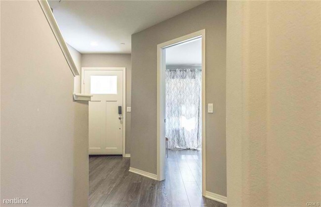 Building Photo - 616 S Gladys Ave