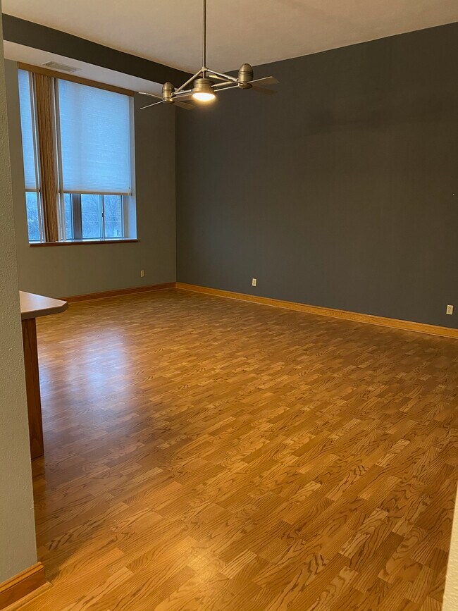 Área de estar principal - 105 2nd Ave NE