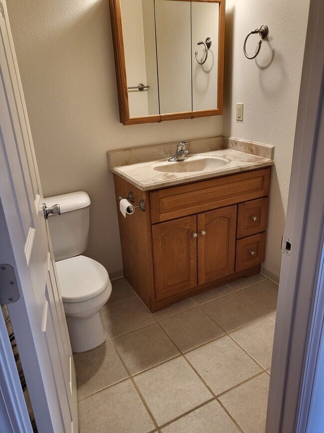 Foto del edificio - 3 bed 2 bath Country Setting with Horse St...