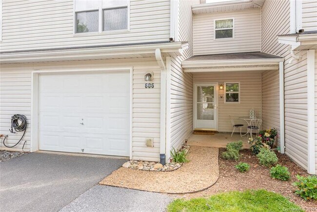 Entrance - 606 Olde Covington Way