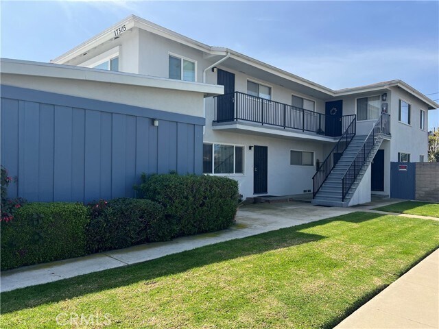 Foto principal - 17305 Denker Ave