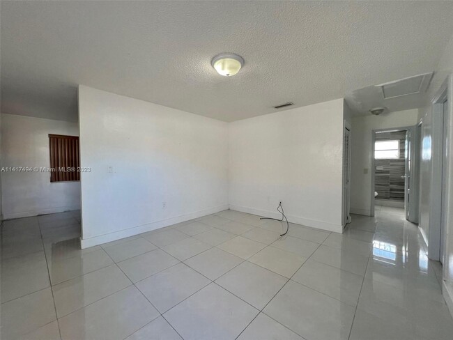 Building Photo - 2625 SW 33rd Ave