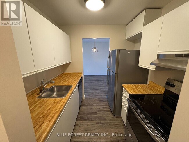 Building Photo - 733-733 Deveron Crescent
