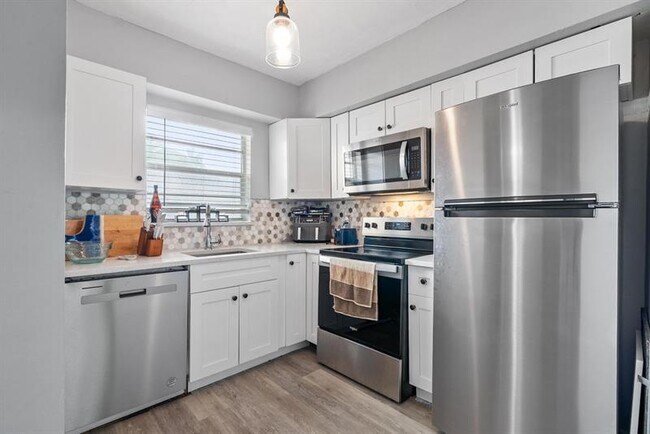 Building Photo - 1400 NE 57th Ct