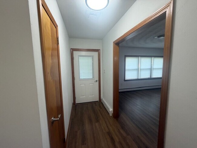 Foto del edificio - 549 Forest Rd