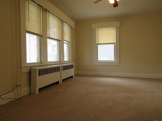 Building Photo - 16 Meadow St