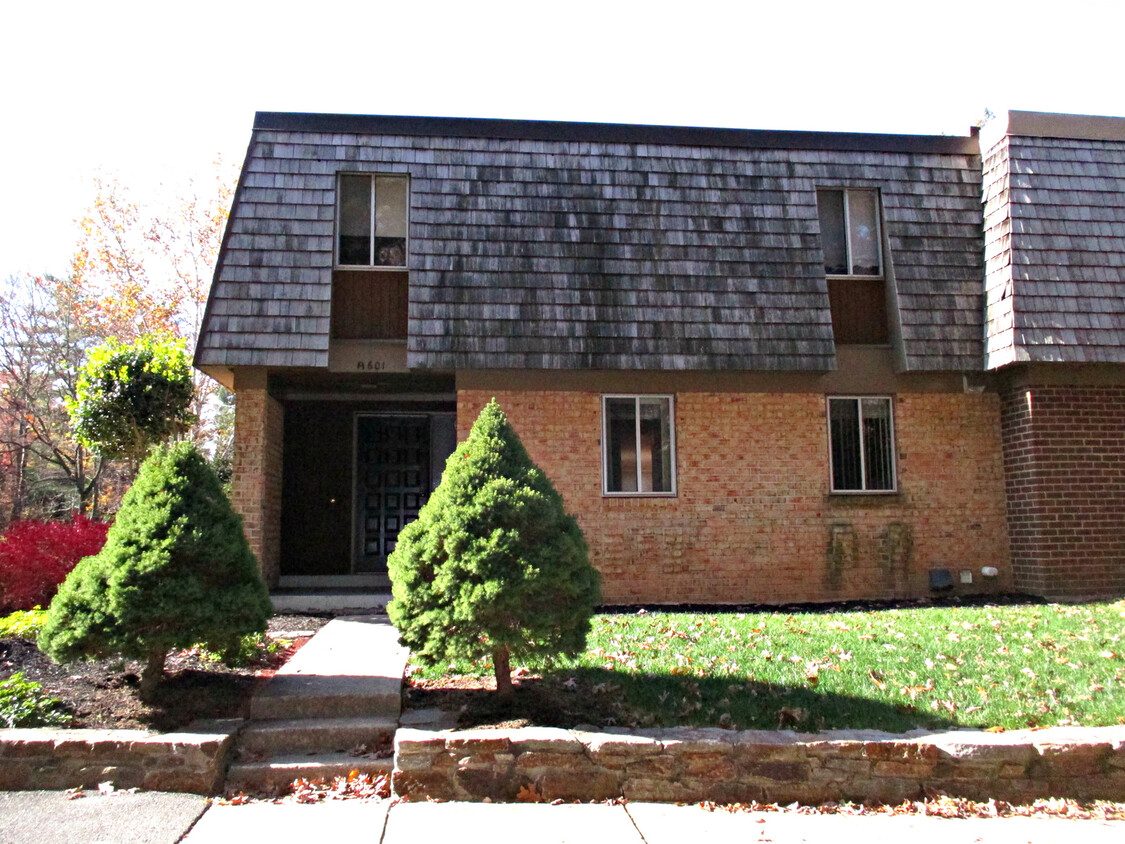 Primary Photo - Enormous 5BR/3.5BA EOG Townhome in Gaither...