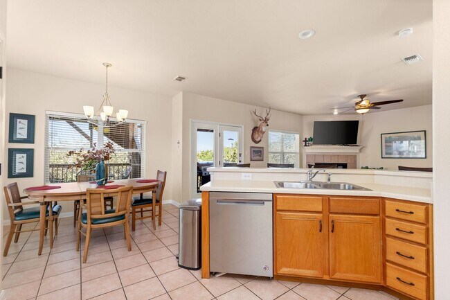 Building Photo - 1536 Lake Bluff
