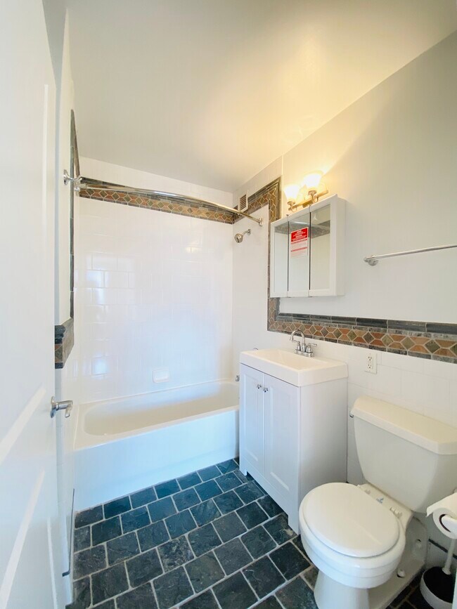 Full Bath - 3085 Vernon Blvd