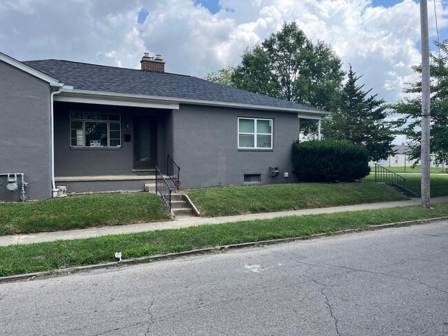 Building Photo - 652 Woodbury Ave