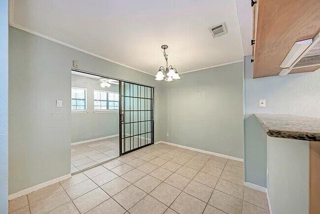 Foto del edificio - 1510 W N Loop Blvd