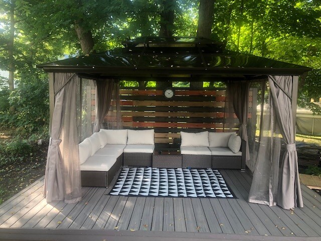 Misma terraza con toldo y mosquitera - 1912 /1914 Remington Rd