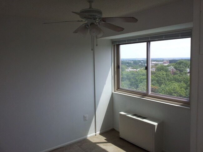 Empty Den - 2500 N. Vandorn St.,