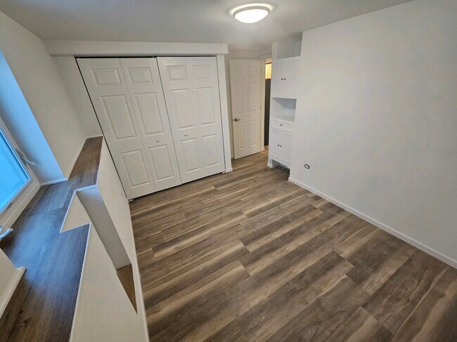 Building Photo - fully renovated 2 bed 1 bath garden unit t...