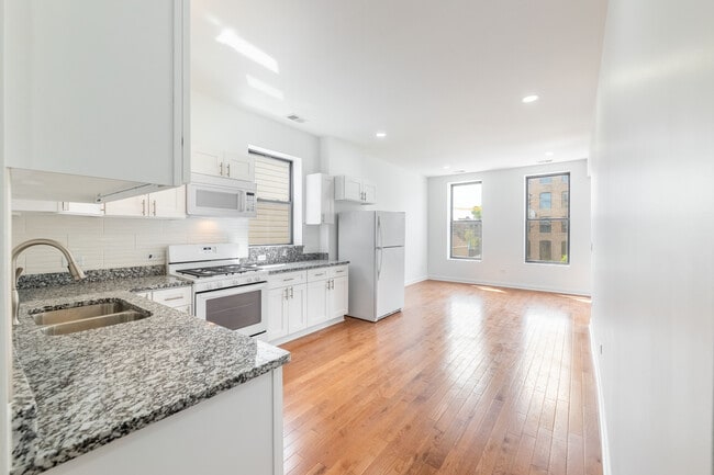 Building Photo - 914 W 19th Plz