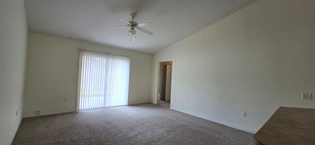 Building Photo - 4 Bedroom 2 Bath Located in Grandview Subd...