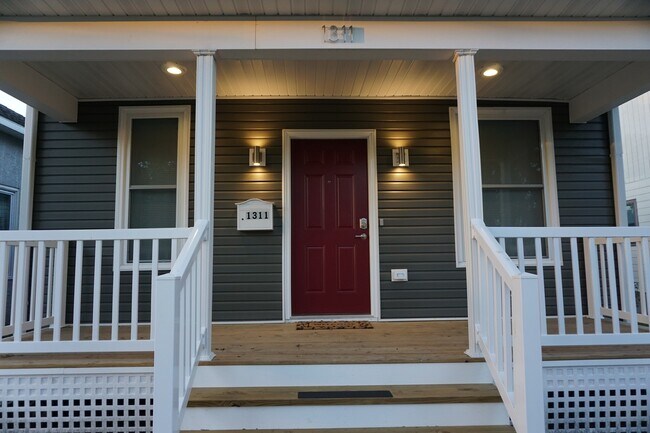 Foto del edificio - New modern 2 bed / 1 bath with fenced yard...