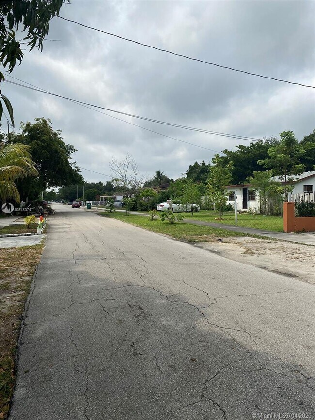 Foto del edificio - 10633 NW 6th Ave