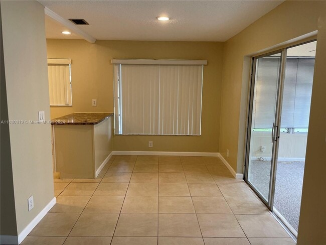 Foto del edificio - 8621 NW 12th St