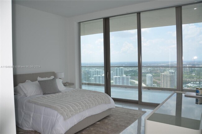 Foto del edificio - 18975 Collins Ave