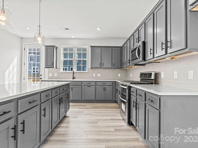 Foto del edificio - 7105 Brookview Ln