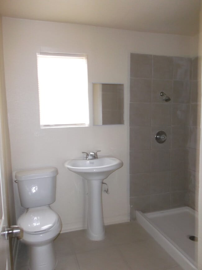 Building Photo - Fantastic Home Near Downtown