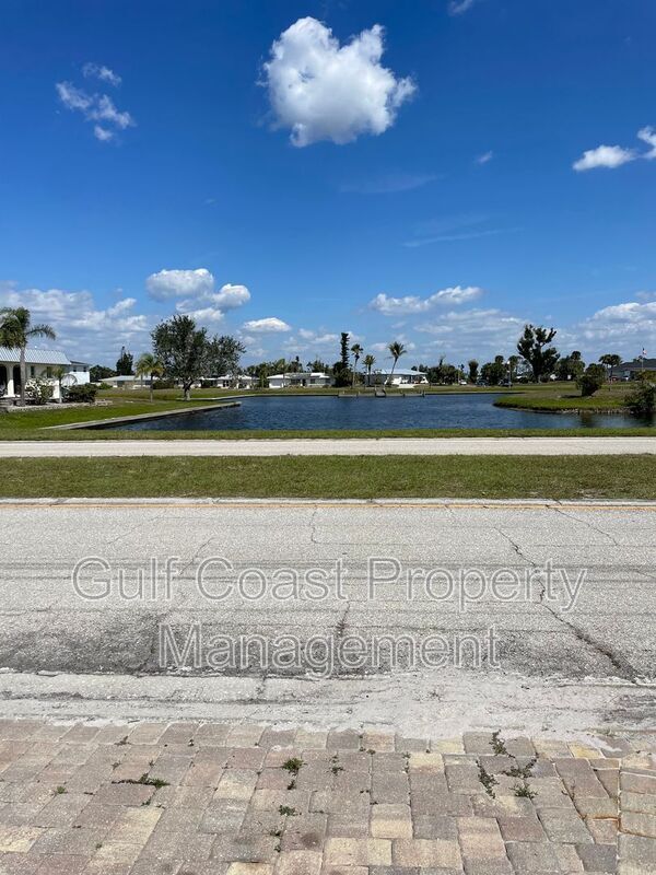 Foto del edificio - 119 Boundary Blvd