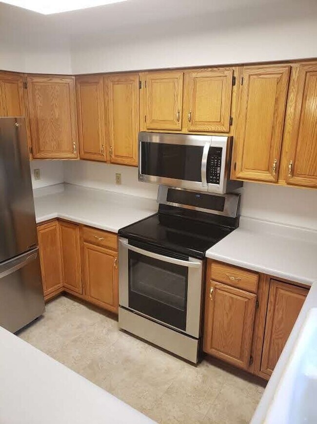 Foto del edificio - Spacious 3 bedroom, 2 1/2 bath Duplex