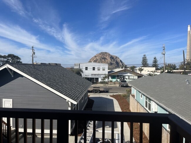 Building Photo - Gorgeous 3 Bedroom 2.5 Bath with views of Morro Rock