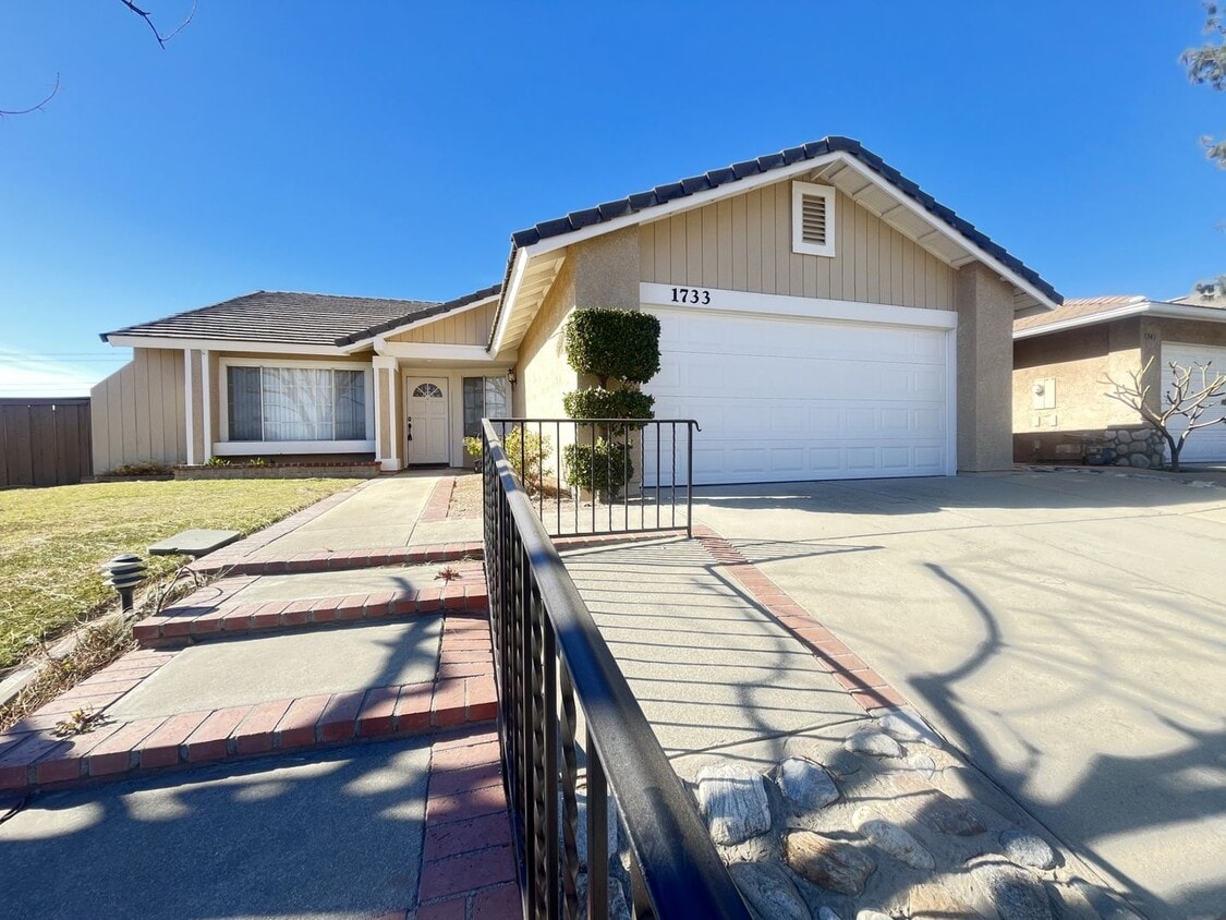 Primary Photo - 1733 Oakview Way