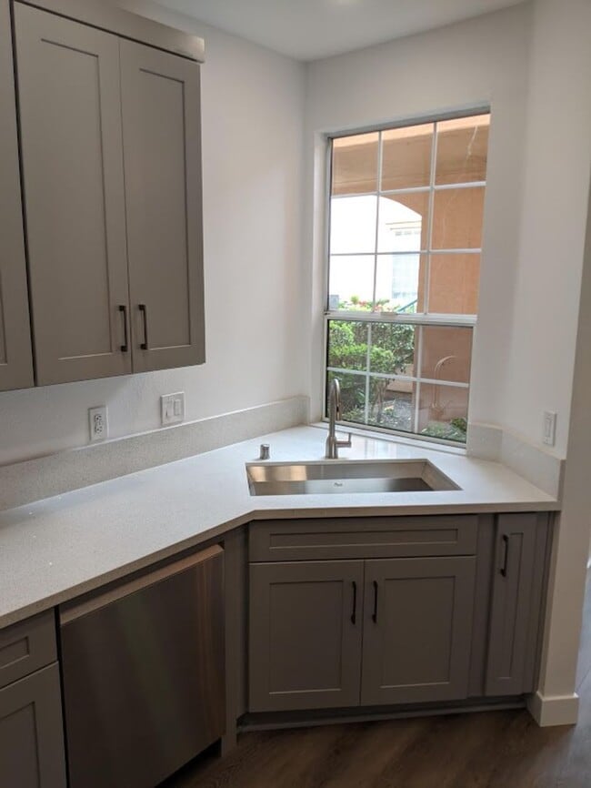Building Photo - 2 Bedroom-2 Bathroom Single Story Condo in...