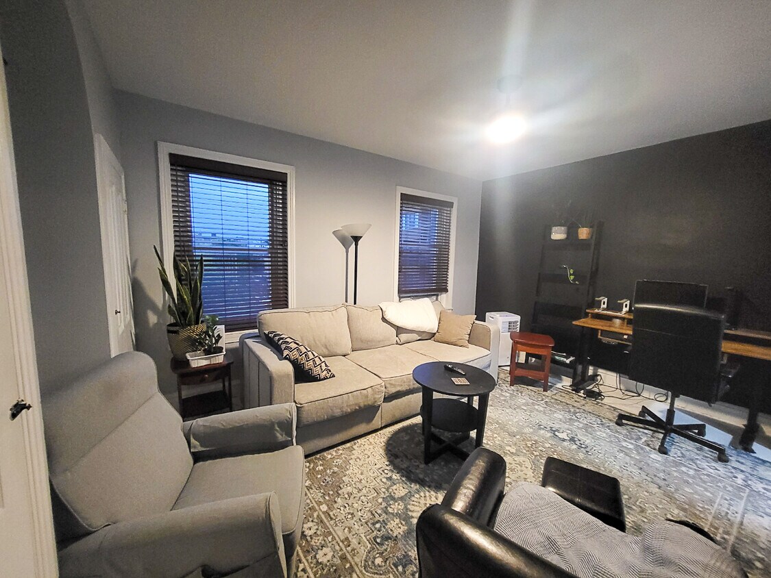 Living Room - 1302 E Columbia Ave