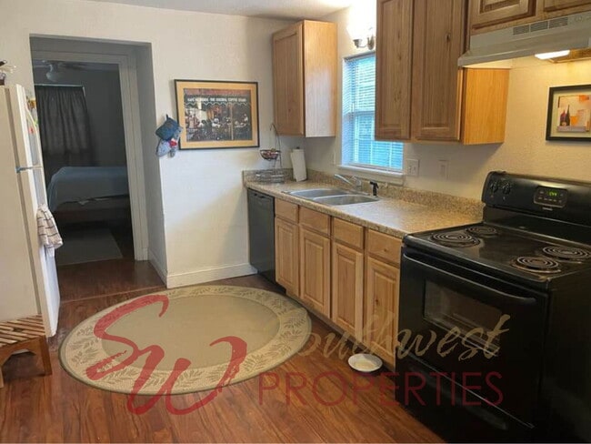 Building Photo - The best little house and close to campus!