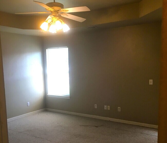 Foto del edificio - PRE-LEASING FOR AUG 10TH MOVE-IN! - 4 BED/2BATH HOUSE