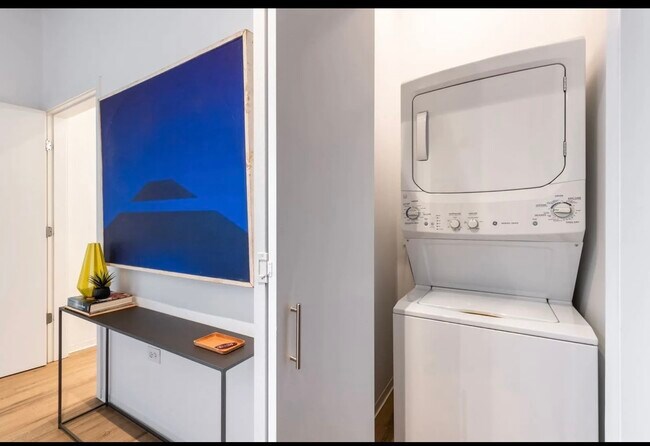Foto del edificio - 1555 W Division St