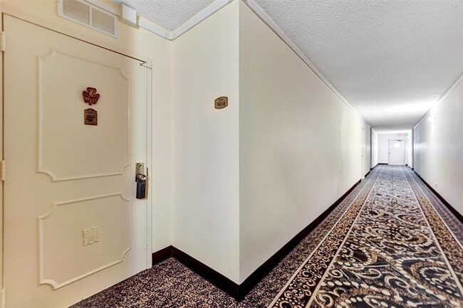 Building Photo - 1149 Hillsboro Mile