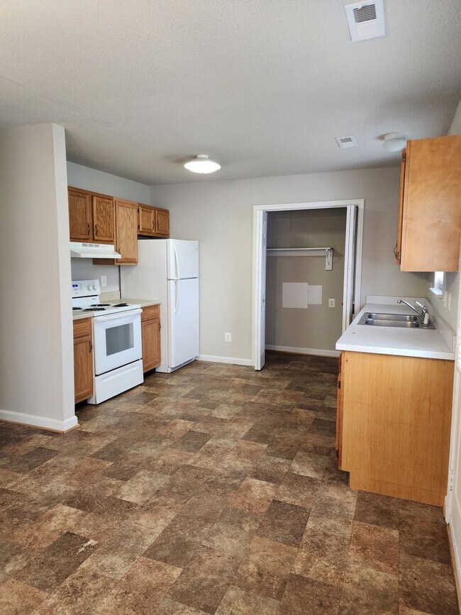 Building Photo - Great Location - Rambler